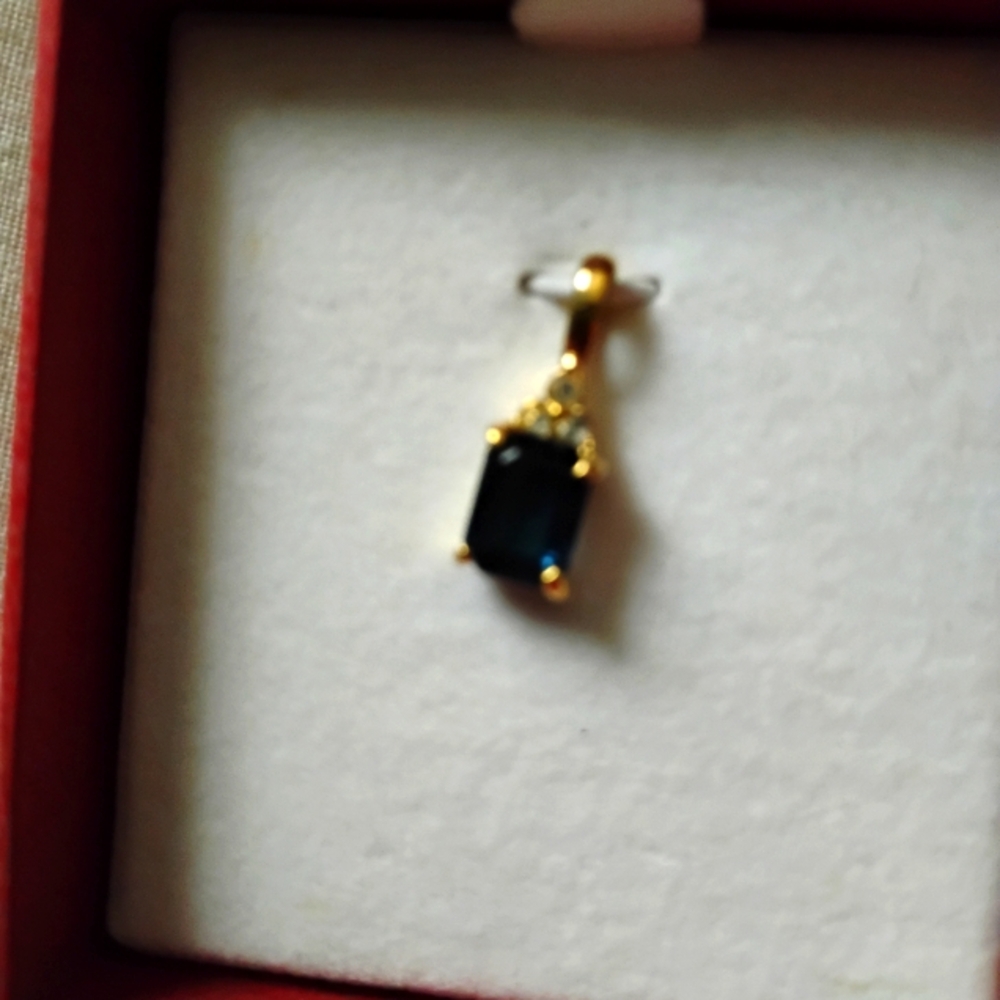 Gorgeous!/goldentone blue gem pendant